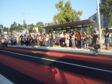 עשרות עד מאות נוסעים בכל תחנה [צילום: לירון סופר/קריות באינטרנט]