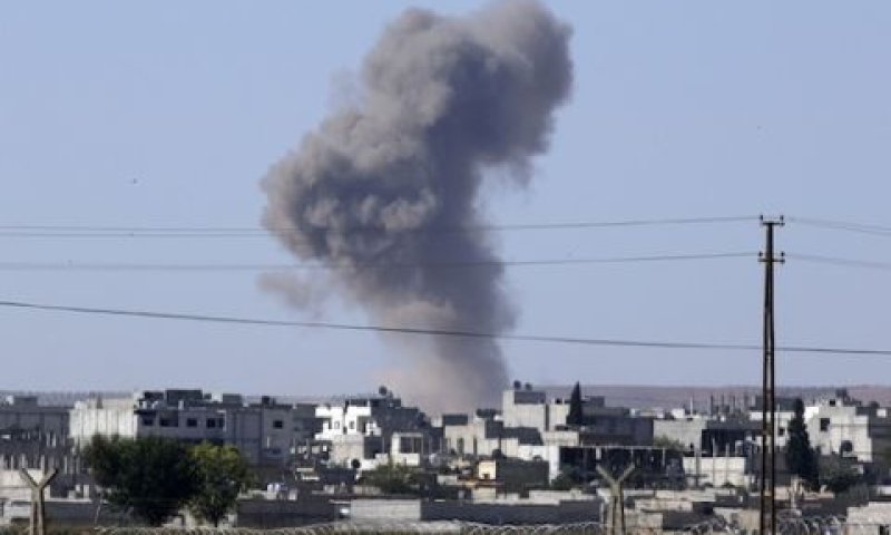 עשן מיתמר מעל העיר קובאני [צילום: AP]