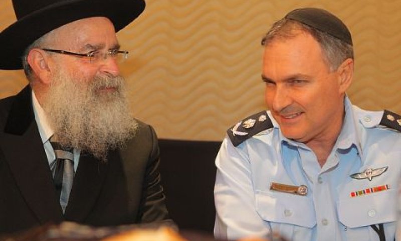 המפכ"ל דנינו עם הדיין החשוד הרב רבינוביץ' [צילום: מאיר אלפסי/כיכר השבת]