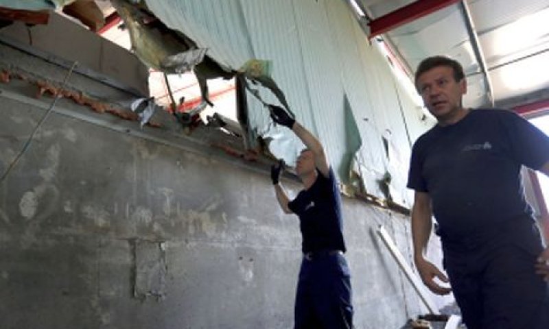 פגיעת רקטה באזור התעשייה של שדרות [צילום: פלאש 90]