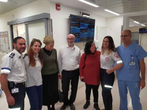 צוות מד"א במפגש עם בני משפחת הפצוע [צילום: מד"א]