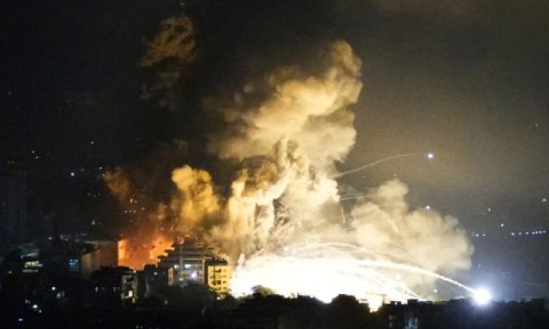 ההפצצות בפרברים של דרום בירות [צילום: AP/חסן עמר]
