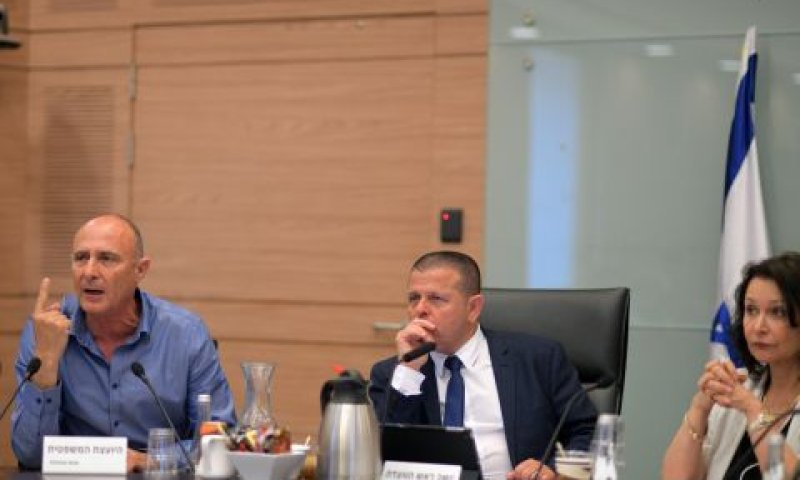 שחר איילון (משמאל) בישיבת הוועדה [צילום: דוברות הכנסת]