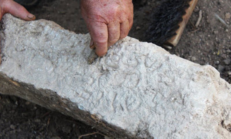 ניקוי אחת הכתובות בארמית [צילום: מיקי פלג, באדיבות רשות העתיקות]