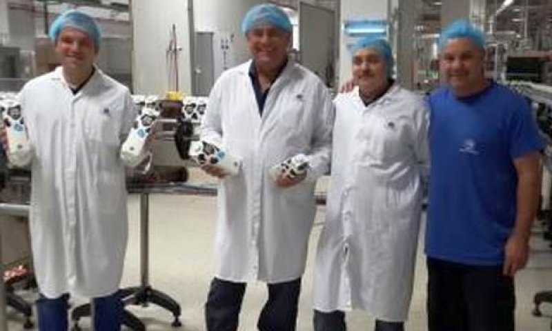 יו"ר ההסתדרות במרחב הנגב, מאיר בביוף, עם נציגות העובדים במפעל [צילום: יח"צ]