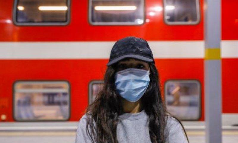נוסעת ברכבת בתקופת הקורונה [צילום אילוסטרציה: אוליביה פיטוסי/פלאש 90]