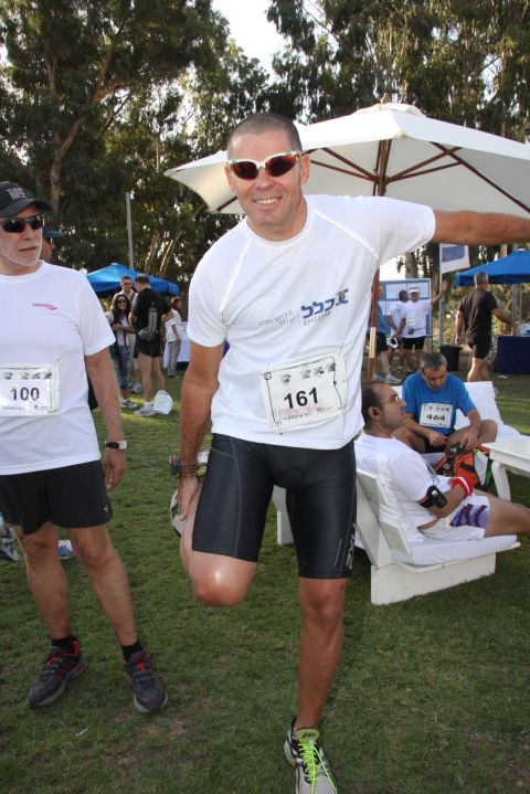 טל רז מנכ"ל כלל פיננסים בתרגילי חימום [צילום: אסף לב]