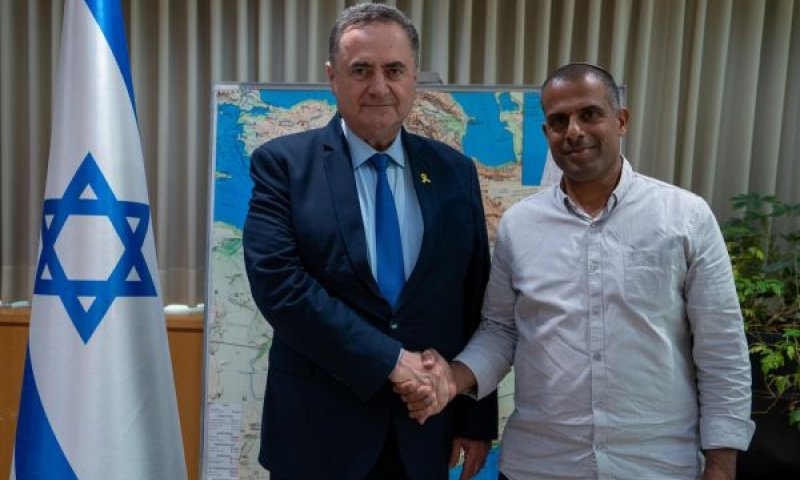 הממונה על סודיית נוער הגבעות אביחי תנעמי והשר כ"ץ [צילום: אריאל חרמוני]