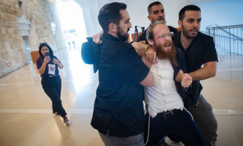 הרחקת חרדי שהשתולל בדיון [צילום: חיים גולדברג/פלאש 90]