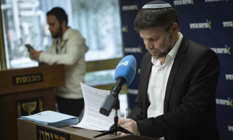 סמוטריץ' חותם על הצו [צילום: יונתן זינדל/פלאש 90]