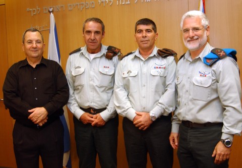 זה שיוצא וזה שבא. אלוף הראל, הרמטכ"ל אשכנזי, אלוף קפלינסקי ושר הביטחון ברק