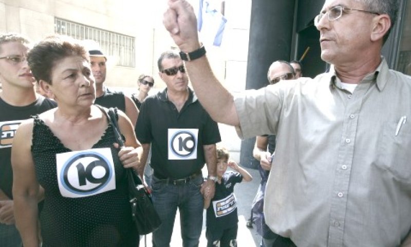 מנשה סמירה עם עובדי ערוץ 10 [צילום ארכיון: פלאש 90]