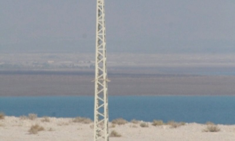 עמוד חשמל שהוצב בים המלח [צילום: דנה פוקס]