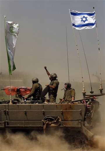 כוח צה"ל ליד הרצועה [צילום: AP]