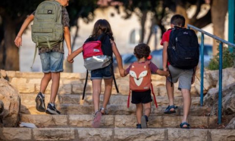 תלמידים פותחים את שנת הלימודים בירושלים [צילום: יונתן זינדל/פלאש 90]