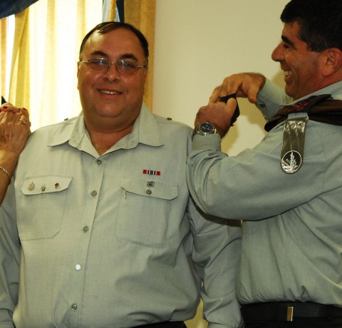 בניהו מקבל את הדרגות מידי הרמטכ"ל