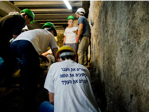 בני נוער השתתפו בחפירה [צילום: יניב ברמן, באדיבות רשות העתיקות]