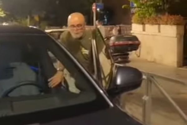 חסימת פעיל אחים לנשק [צילום: שימוש לפי סעיף 27א לחוק זכויות יוצרים]