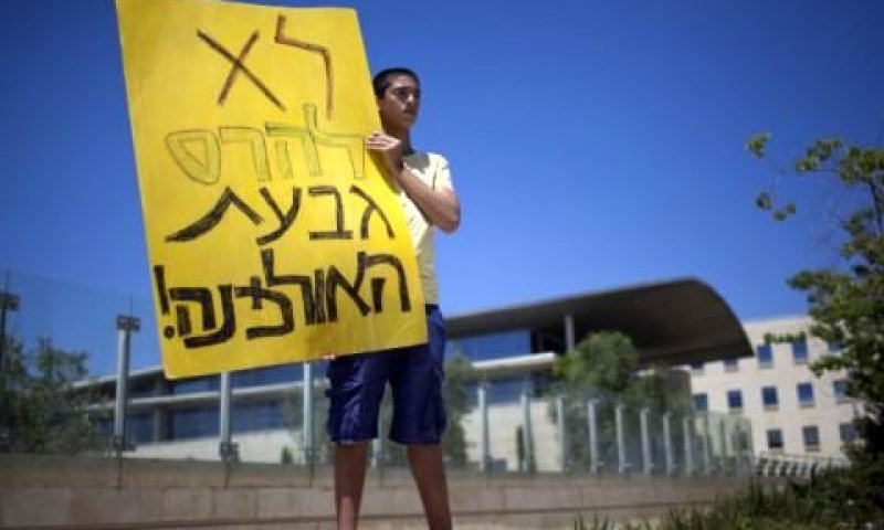 הפגנה נגד העתקת השכונה [צילום: פלאש 90]