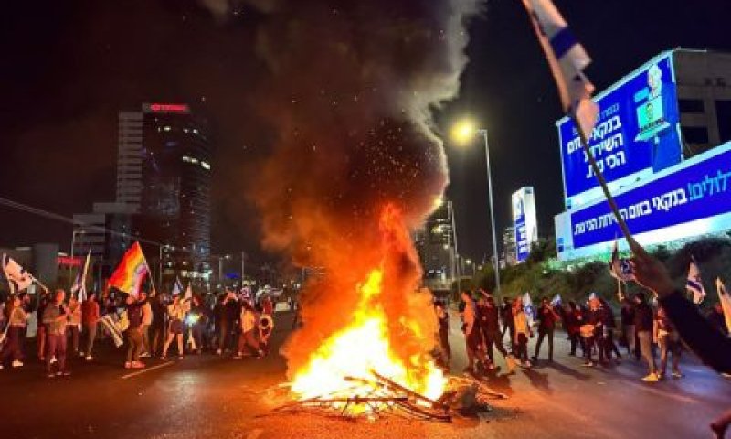 מדורות על הכביש בנתיבי איילון [צילום: מחאת הסטודנטים]