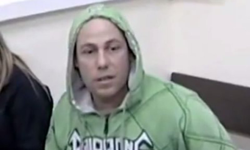 בשירות קבלני הוצאה לפועל. אחד השוטרים החשודים [צילום: מן הטלוויזיה]