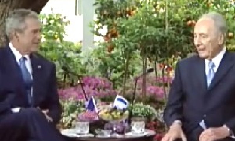 פרס ובוש בחצר משכן נשיאי ישראל [צילום: חדשות 10]