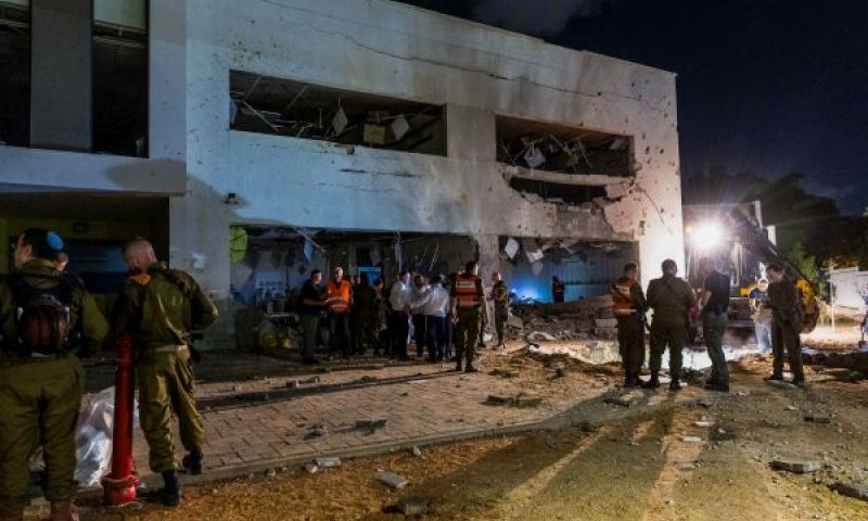 פגיעת טיל אירני בבית ספר בגדרה, אוקטובר 2024 [צילום: לירון מולדובן/פלאש 90]