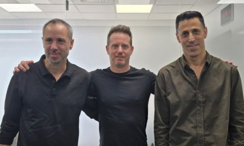 מימין מנכל סלקום אלי אדדי במרכז יור הוועד אורי אורן משמאל יור איגוד עובדי הסלולר ההייטק והאינטרנט יקי חלוצי [צילום: דוברות ההסתדרות]