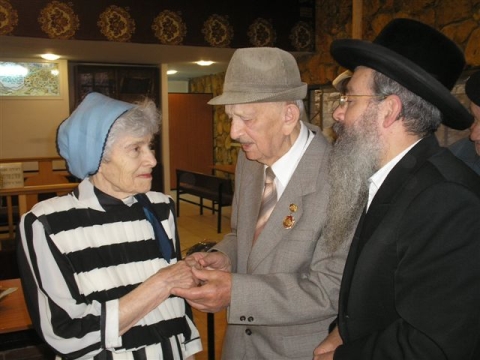 הרי את מקודשת לי בטבעת זו כדת משה וישראל