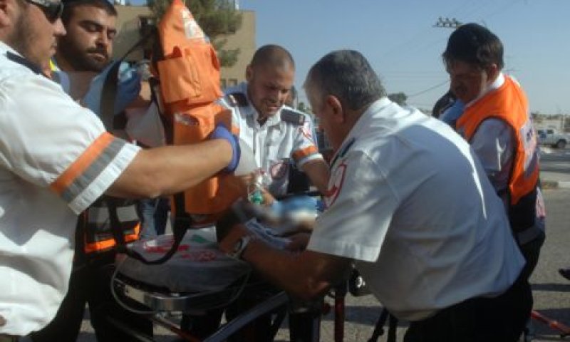 טיפול רפואי בילד שנשכח ברכב [צילום: דודי גרינשפן/פלאש 90]