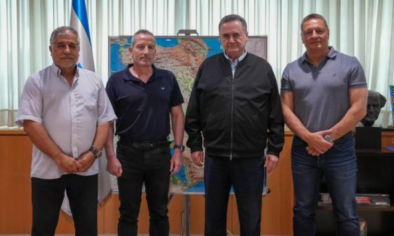 שר הביטחון ומנכ"ל משרד הביטחון עם חברי הוועדה [צילום: אריאל חרמוני]