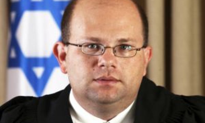 פרייז. התבוננות ארוכה בנאשם [צילום: פלאש 90]