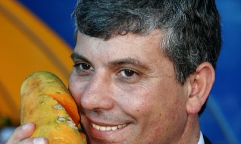 שלום שמחון עם פפאיה ענקית