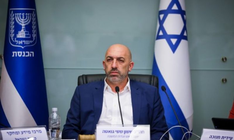 גואטה. מנסה לשחרר את הפקק במרב"ד [צילום: נועם מושקוביץ/דוברות הכנסת]