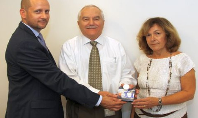 מימין: גלעדה דיאמנט, יאיר שמיר ואביב כ"ץ מנכ"ל החברה הישראלית למדליות ולמטבעות [צילום: גרשון אלינסון]