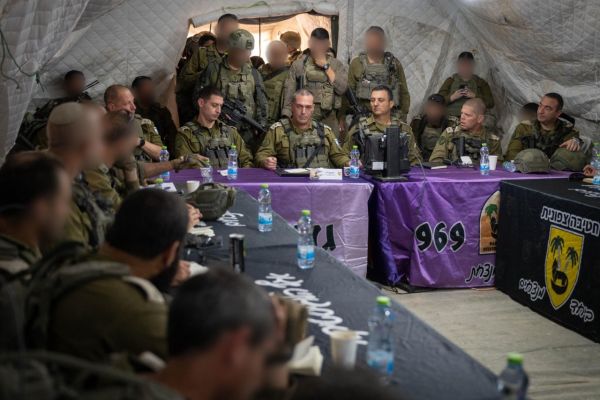 הרמטכ"ל אייל זמיר, בפגישת העכרכת מצב בפיקוד דרום. לצידו: אלוף יניב עשור, אלוף נדב לוטן, תת-אלוף יואב ברונר, תת-אלוף ישראל שומר [צילום: דובר צה"ל]