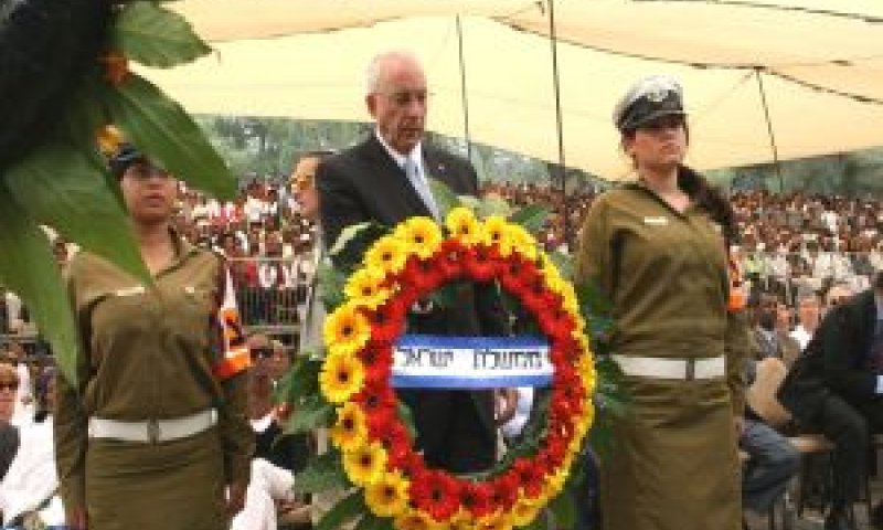 השר בוים מניח את זר הממשלה [צילום: יצחק אלהרר - "סקופ 80" ]