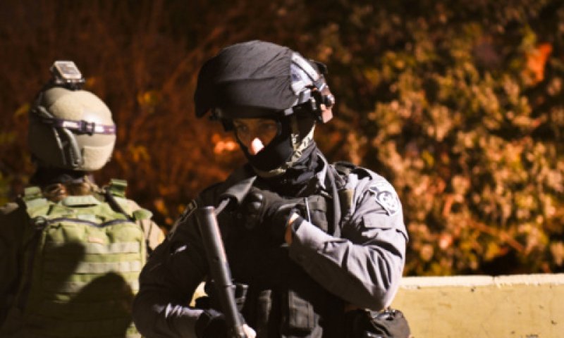 פשיטה על בתי החשודים [צילום: דוברות המשטרה]