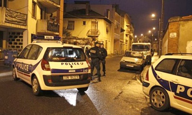 מנסים לתפוס את החשוד בחיים [צילום: AP]
