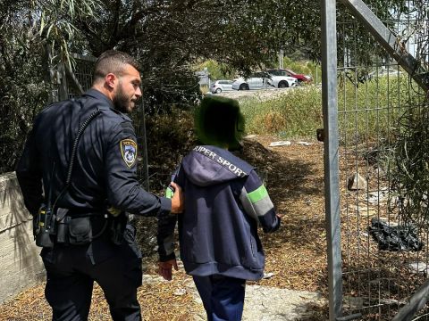 עיכוב אחד הילדים [צילום: דוברות המשטרה]