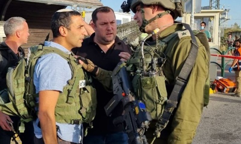 דגן בזירת הפיגוע בצומת תפוח [צילום: רובי קסטרו]
