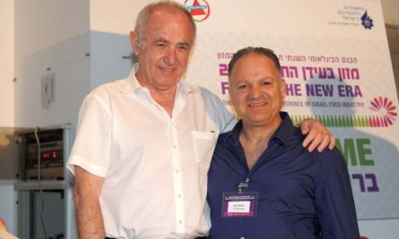 עזרא כהן, יושב הראש והבעלים של "מחלבות גד" מקבל את הפרס מידי מר יצחק תמיר, יושב-ראש איגוד המזון בהתאחדות התעשיינים [צילום: מורג ביטון]