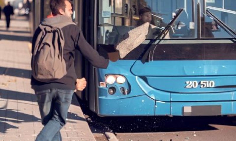 הנוסע מעורער בנפשו [אילוסטרציה: בינג AI]