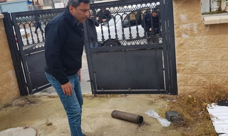 אלון דוידי ושרידי הרקטה בשדרות [צילום: עיריית שדרות]