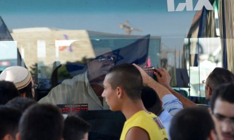 תולים דסקיות בקריאה לנקמה על שמשת אוטובוס [צילום: פלאש 90]