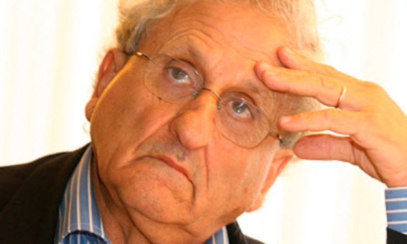 א.ב. יהושע ז"ל. עשרות ספרים [צילום: יוסי זמיר/פלאש 90]