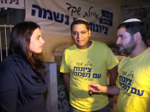 איילת שקד עם פעיליה [צילום: פלאש 90]