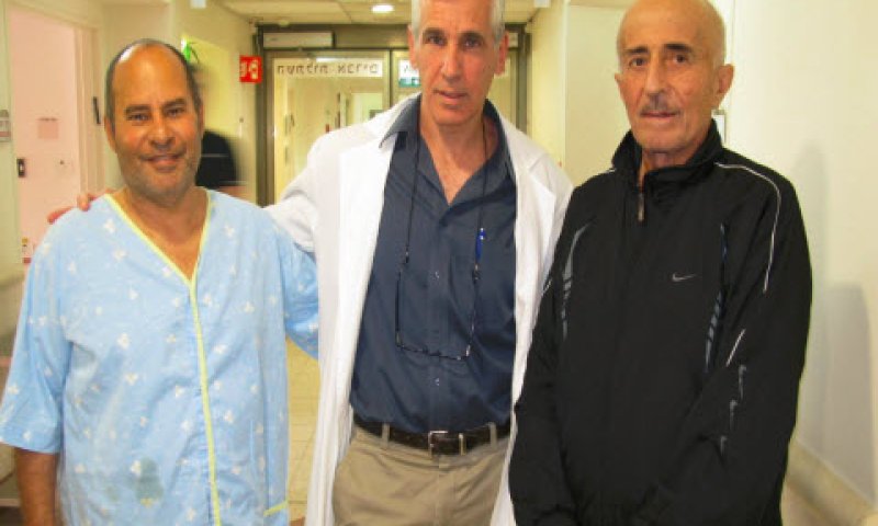 מימין: המושתל חסן ספאדי פרופ' איתן מור &ndash; מנהל מחלקת השתלות בבילינסון והמושתל אריה צברי [צילום: יח"צ]