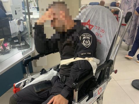 שוטר שנפצע הובל לבית החולים [צילום: דוברות המשטרה]
