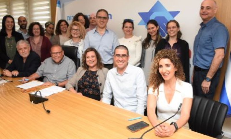 מעמד החתימה על ההסכם [צילום: אגף הדוברות בהסתדרות]